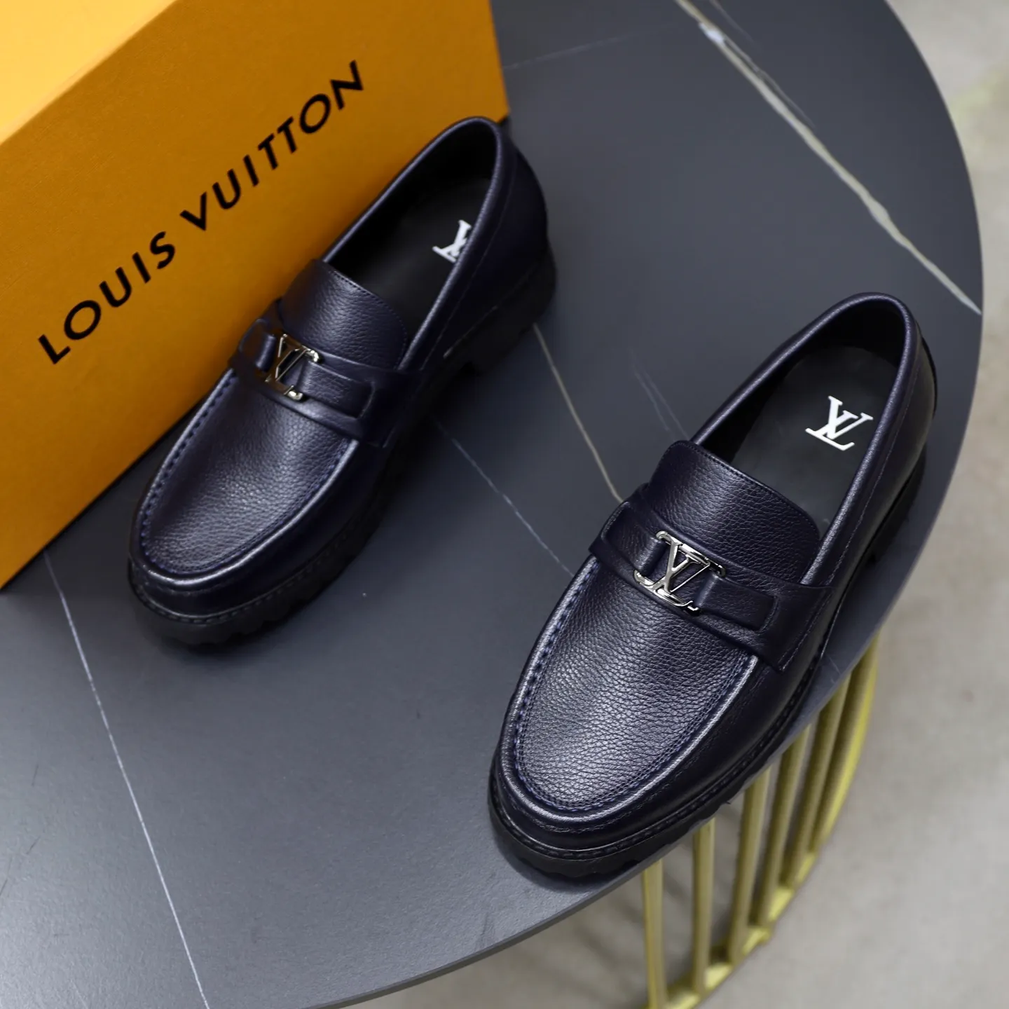 Ex-factory price: 600💰Louis Vuitton LV men's classic Oxford shoes, men's business formal boutique leather shoes, classic style, almond kernel exquisite toe, ultimate art, the whole shoe is made of imported cow leather (open edge beads), carefully selected, fine pores, excellent gloss, soft texture, strong toughness, durable and not easy to deform, apricot fetal cowhide leather lining, soft and comfortable, sweat-absorbent and breathable. Foam outsole, original box and dust bag packaging! Size: 38–44 (45/46 customized)